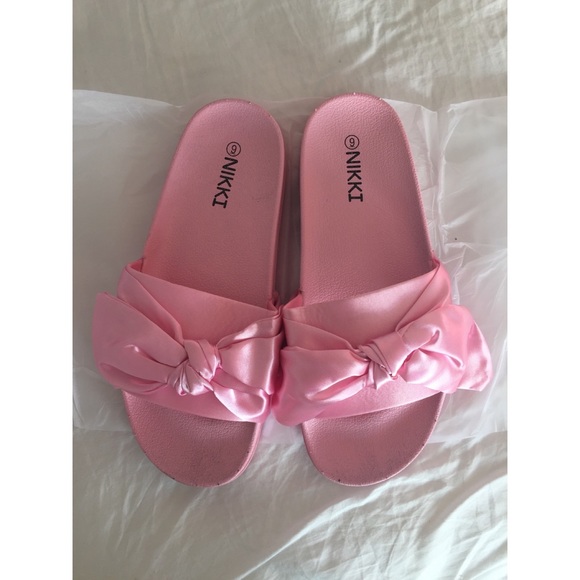 Pink bow slides 💋 - Picture 4 of 7